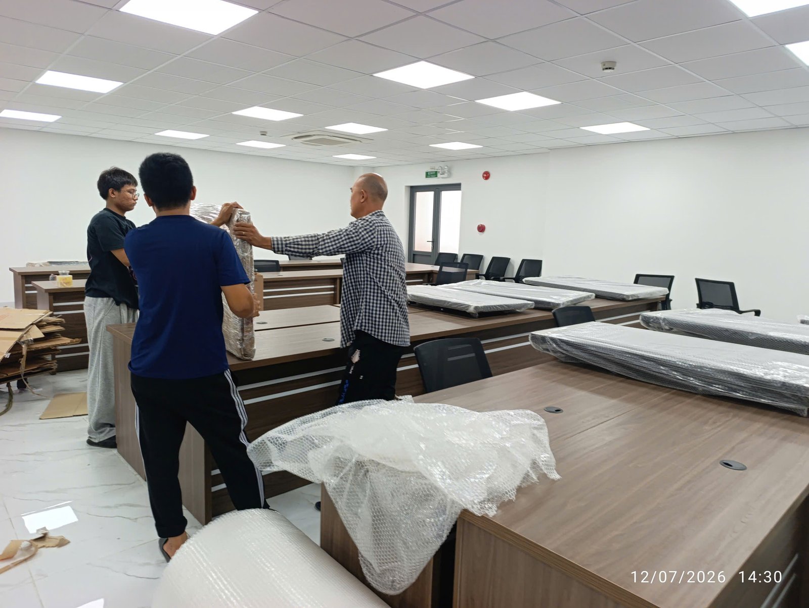 Tháo dỡ nội thất văn phòng và vách ngăn kỹ thuật