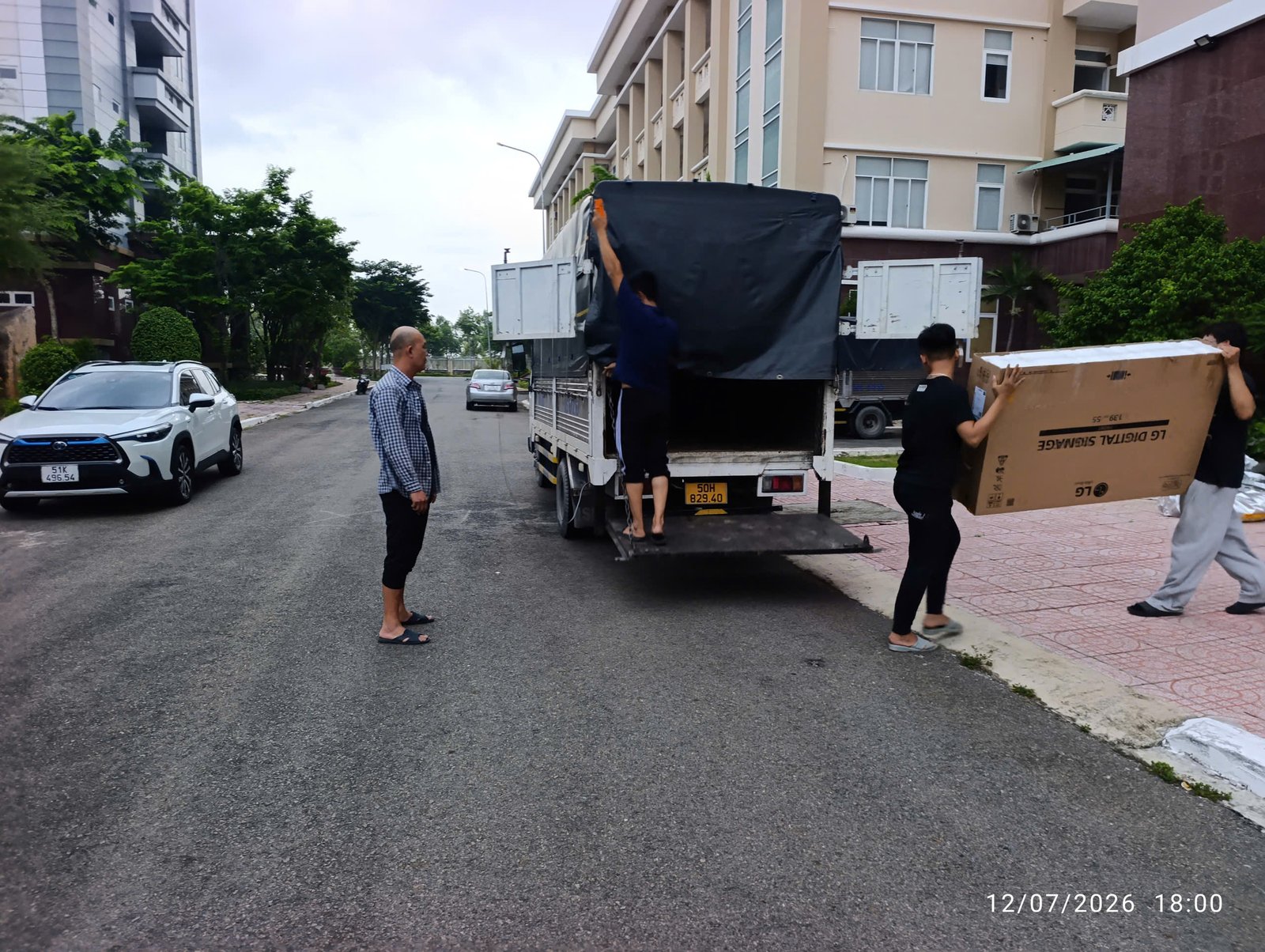 Am hiểu sâu sắc quy định ra vào các tòa nhà văn phòng lớn