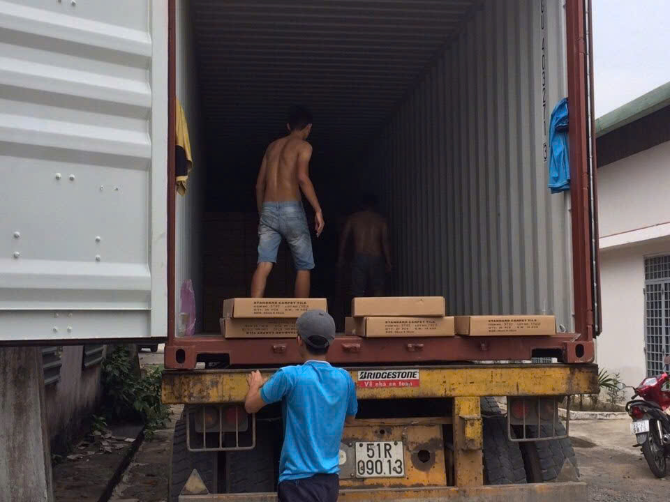 Nhân viên phân loại cho khách hàng