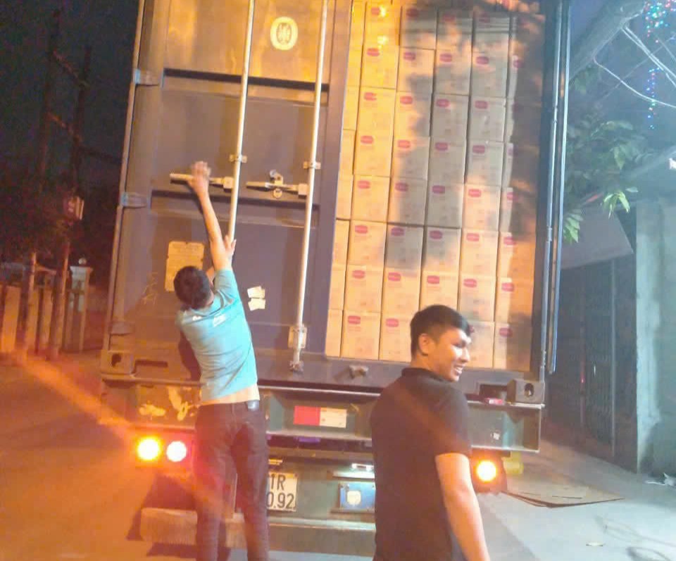 Nhân viên kiểm kê hàng hóa