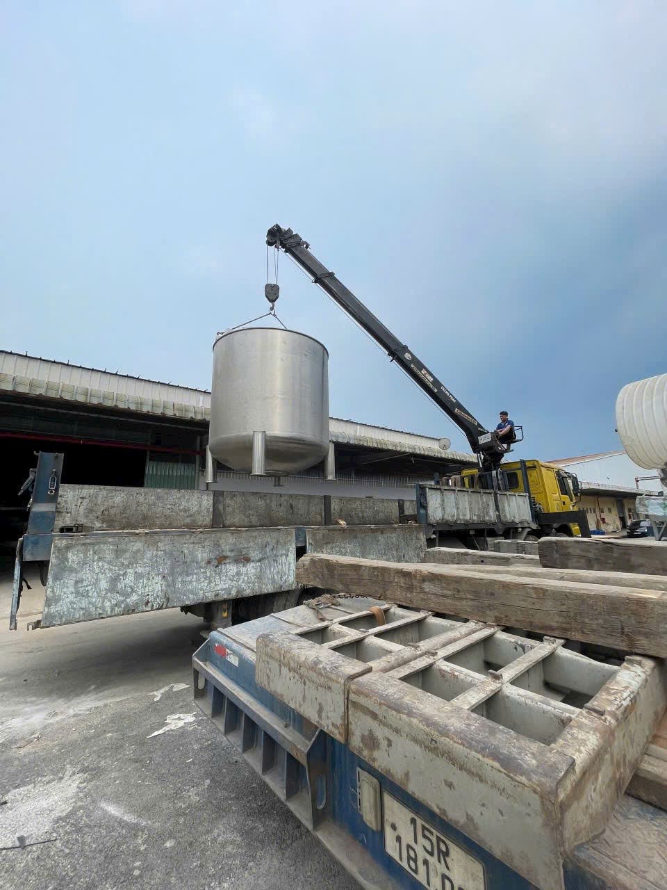 Đưa máy nặng ra khỏi vị trí và bốc xếp lên xe tải lớn