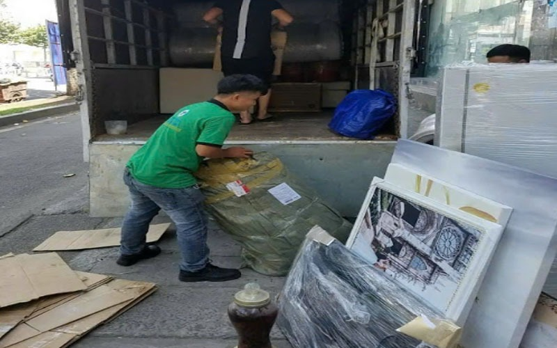 Đồ đạc được đóng gói kĩ lưỡng trước khi bốc xếp lên xe tải di dời liên huyện