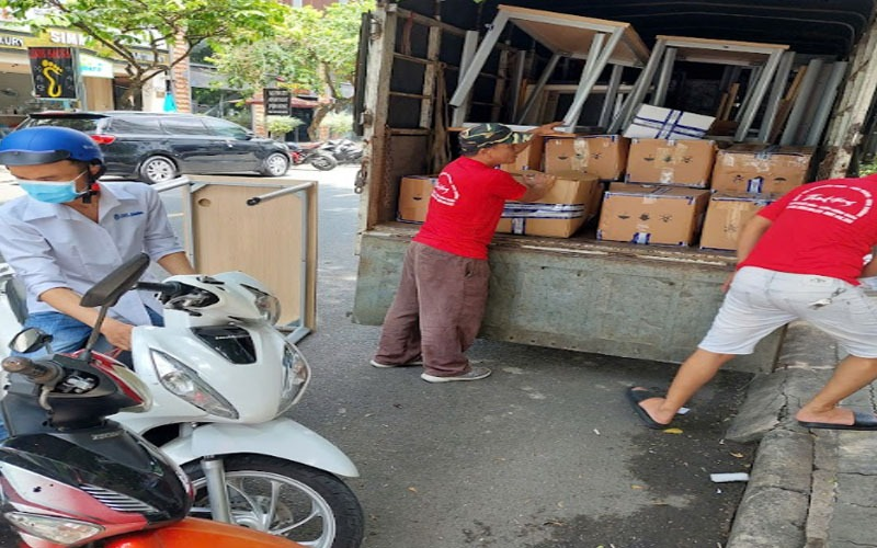 Nhân viên cẩn thận sắp xếp tài sản lên xe tải theo tiêu chuẩn an toàn