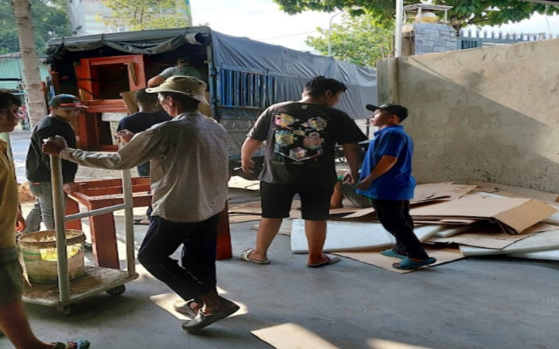 Đội ngũ nhân viên nhanh gọn bốc xếp một phần tài sản lên xe tải nội tỉnh Đồng Nai