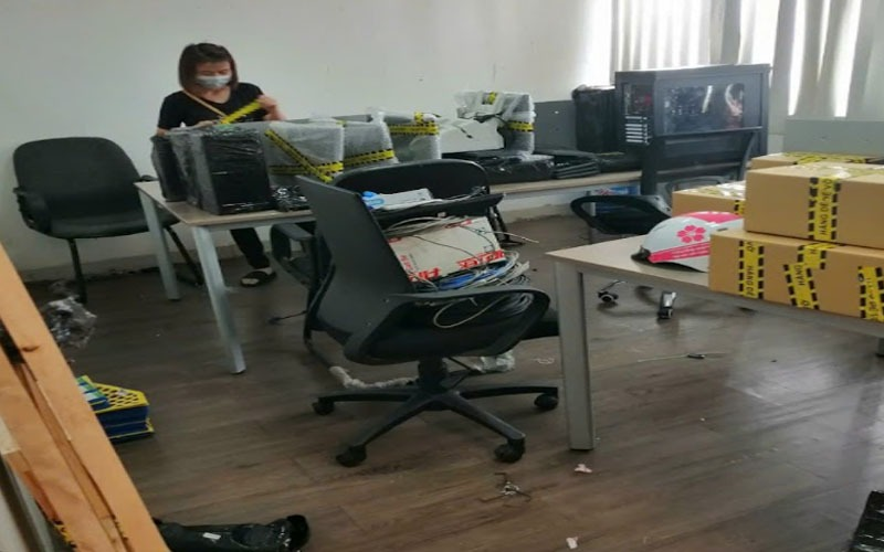 Thiết bị văn phòng được bọc màng PE và đóng thùng carton cẩn thận, an toàn