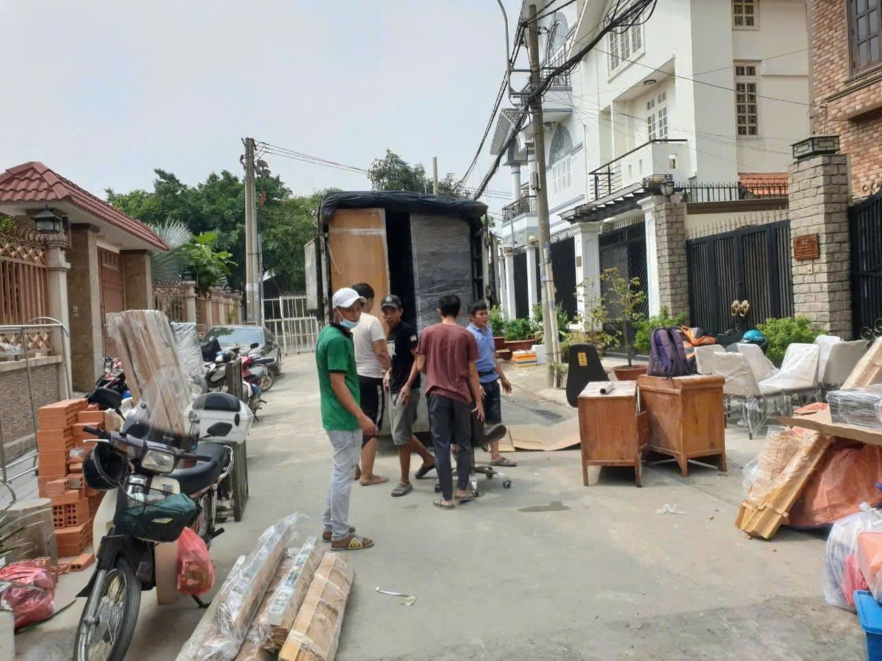 Đội ngũ nhân sự chính quy, lịch sự