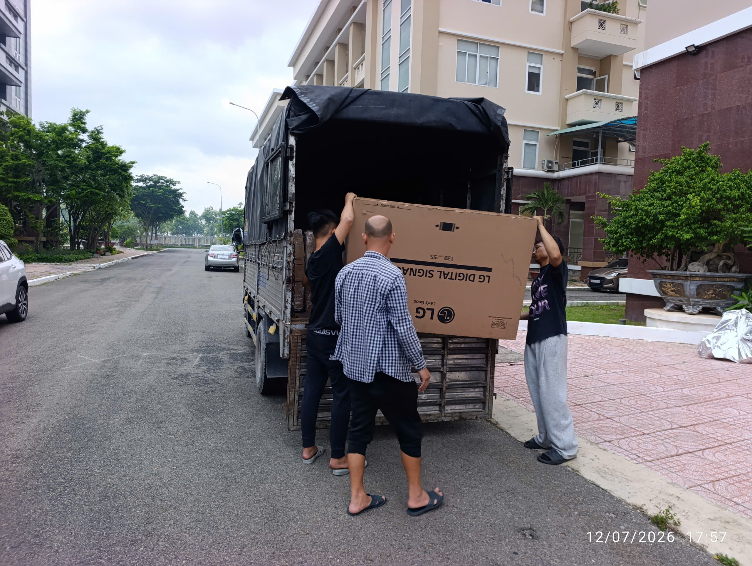 Nhân viên chuyển đồ đạc lên xe