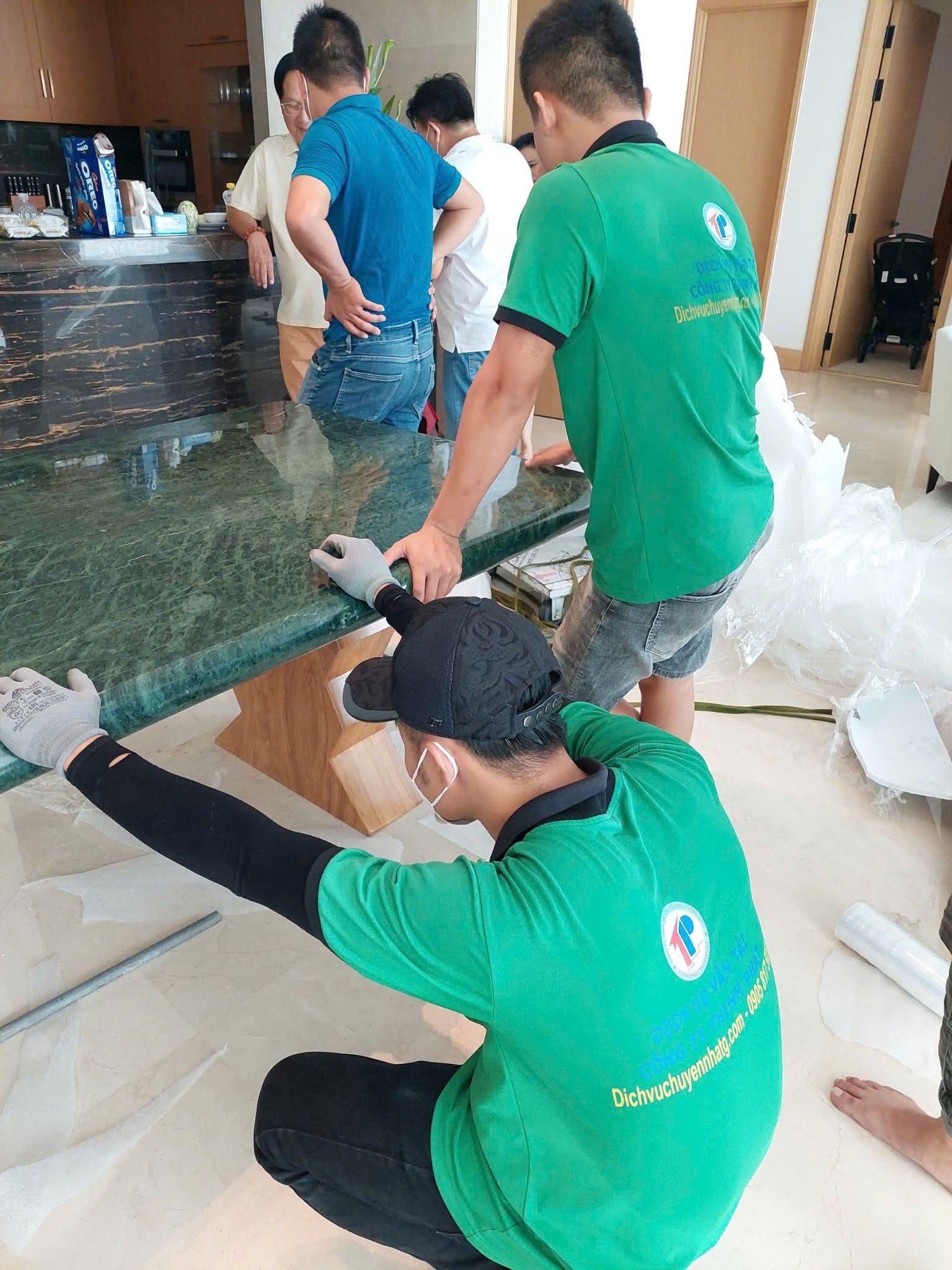 Nhân viên làm việc chuyên nghiệp